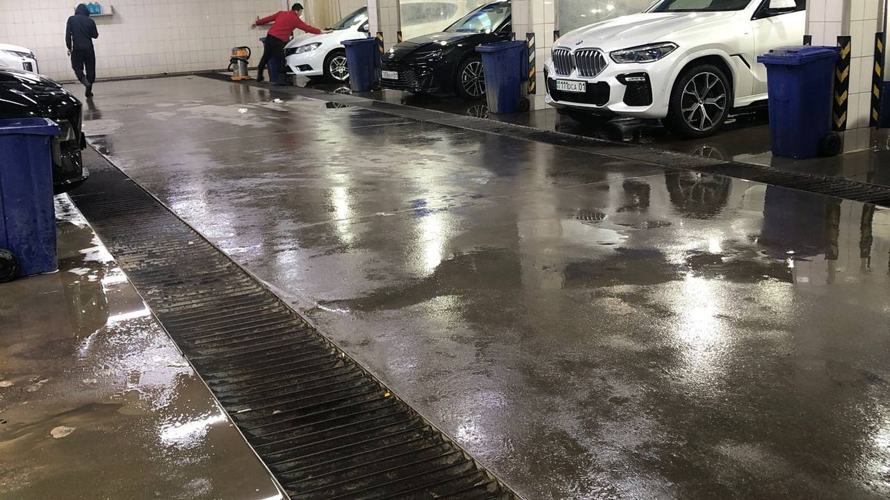 Мойщики за работой в зале MEGA МОЙКА